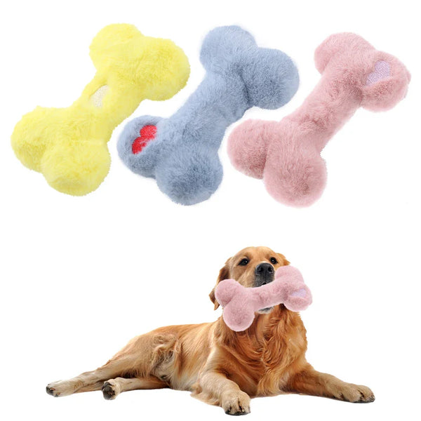 Benformade plyschleksaker i gult, blått och rosa samt en golden retriever med rosa ben i munnen